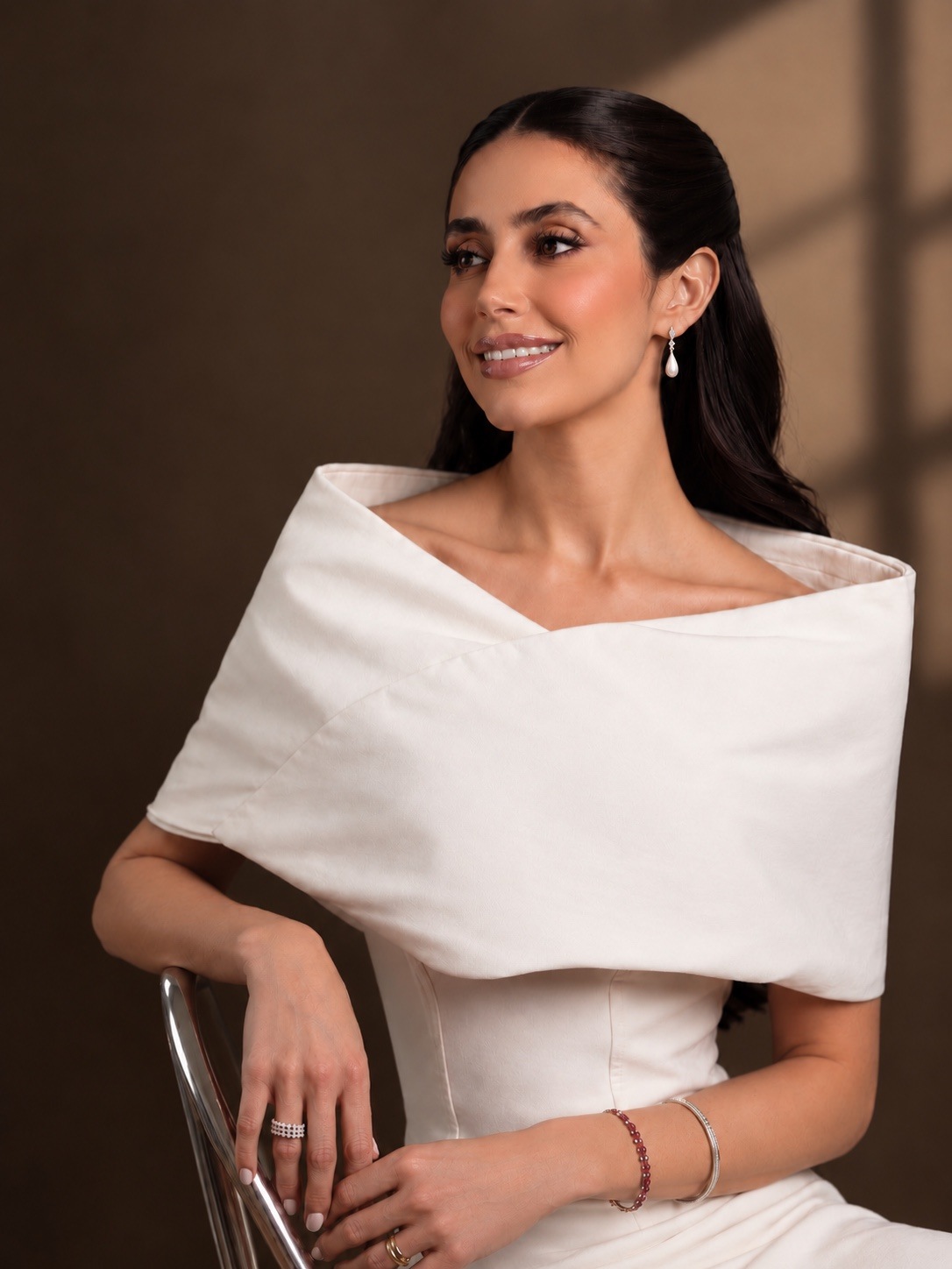 Dra. Pâmela Nazario sentada, usando roupa branca